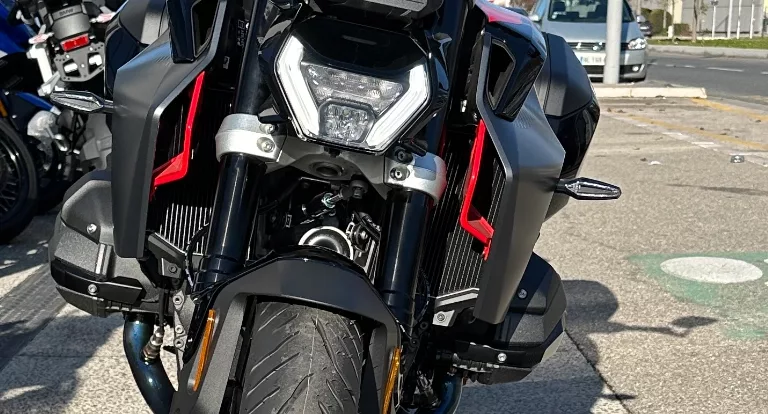 Vue avant du R1300R noir et rouge Option 719