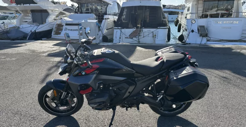 R1300R noir et rouge avec valise BMW