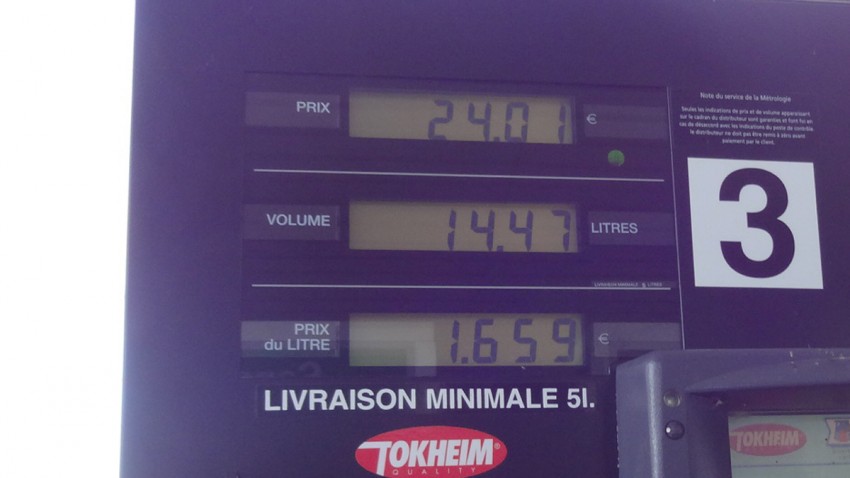 plein d'essence au départ de la sortie moto Rennaise