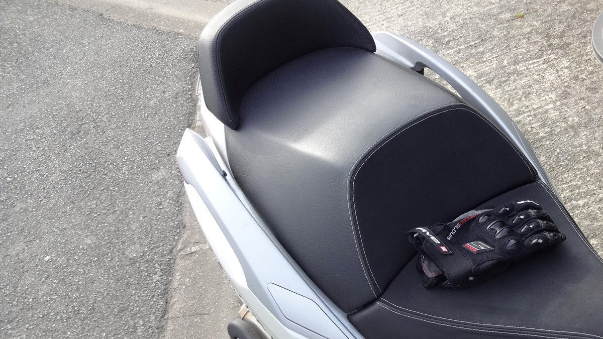 selle à deux étages sur le scooter peugeot Satelis 500