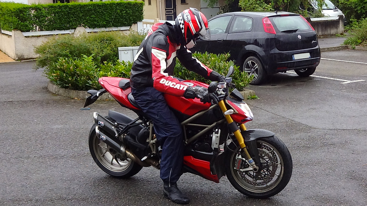 Guillaume sur le Streetfighter de David Jazt