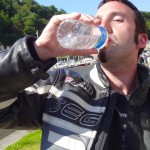 motard boit de l'eau