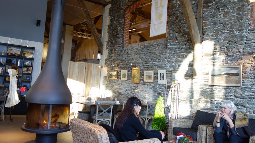 ambiance lounge au coin du feu, divinement agréable : le Hangar