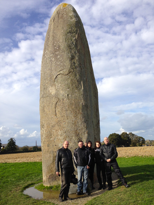 motard Rennais au pied du menhir du champ dolent