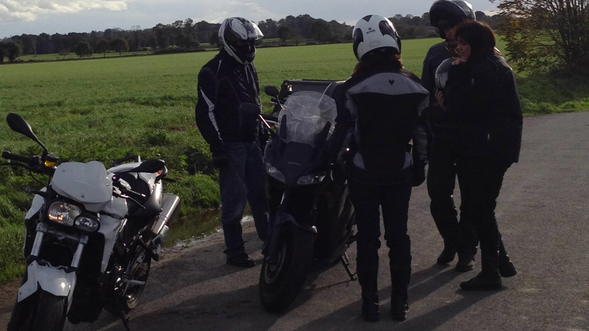 le motard est bavard