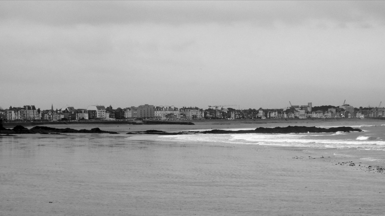 vue vers intra muros de Saint Malo depuis la plage du pont