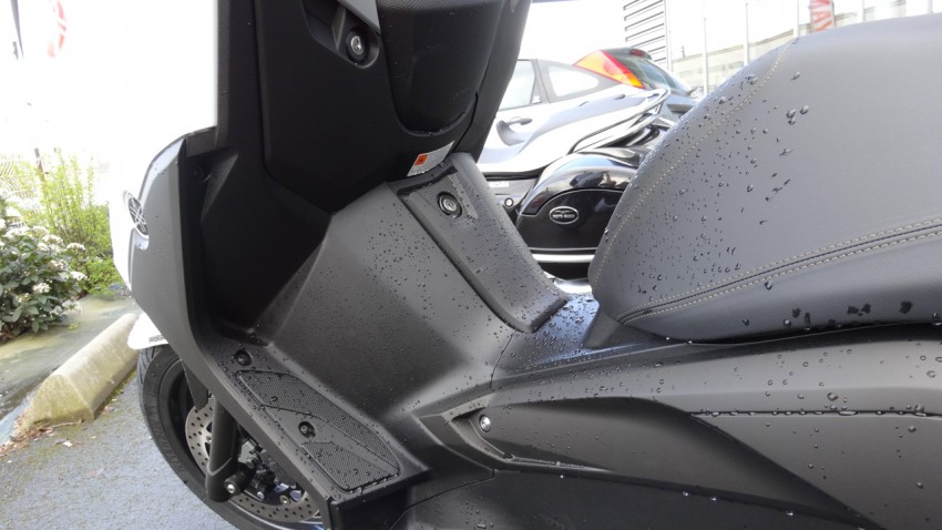 emplacement pour les pieds du Xmax 400 Yamaha