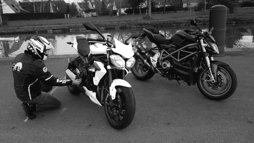 Anglaise et Italienne à moto