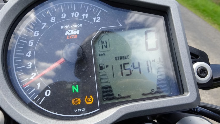 Tableau de bord lisible sur le Superduke