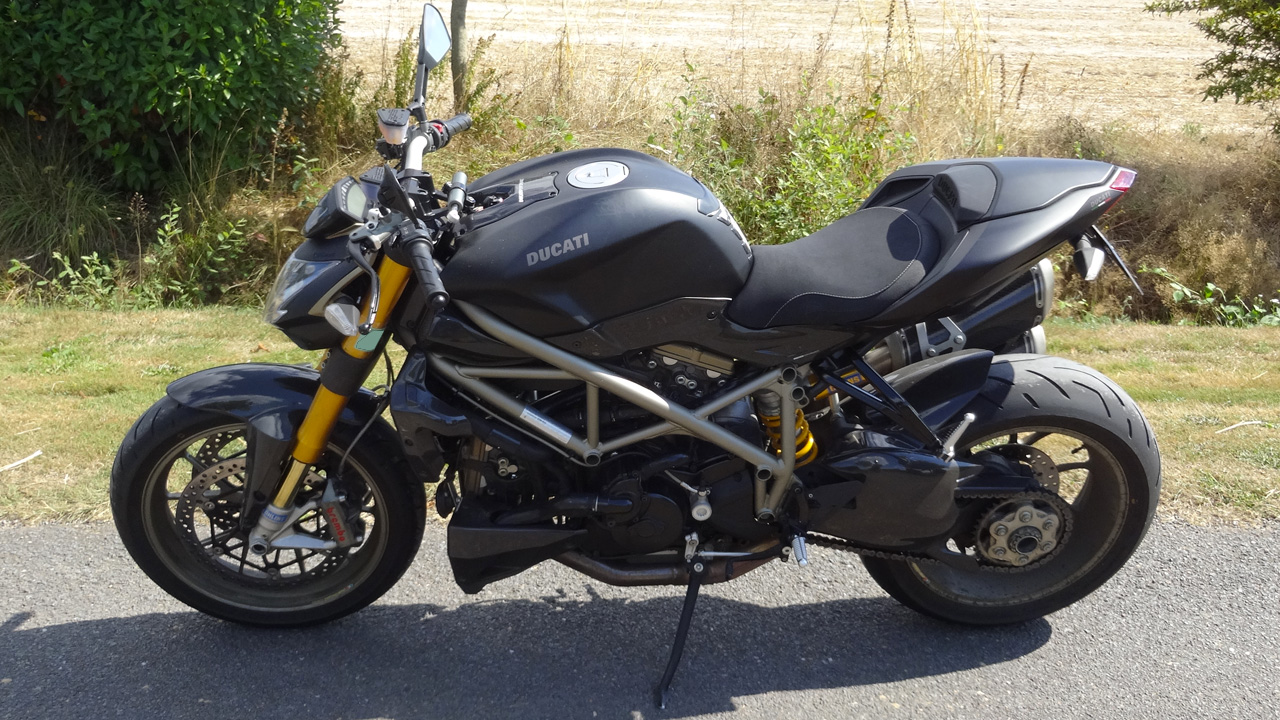 moto sportive roadster Italien Ducati Performance à Laval