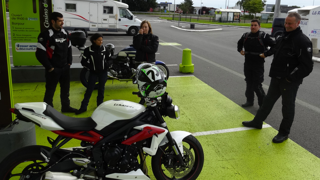 départ balade moto à Saint-Grégoire