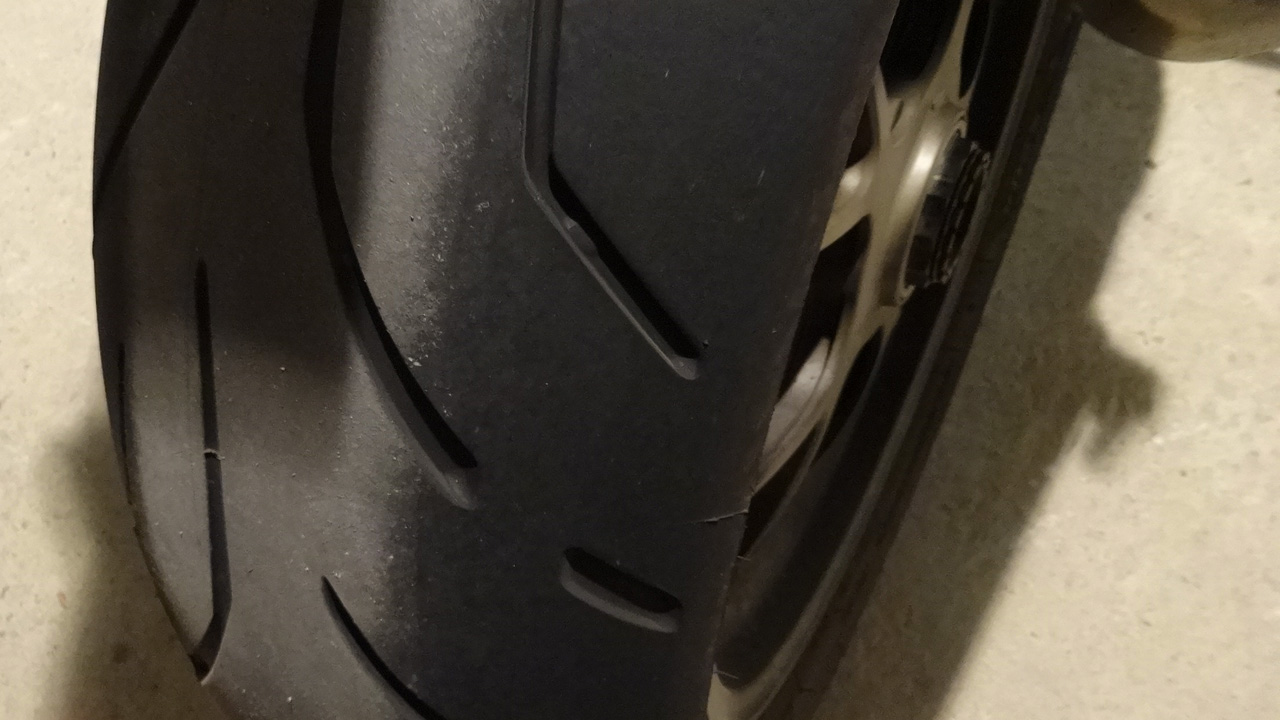 bord du pneu droit S20 Evo sur le Ducati Streetfighter 1098 S