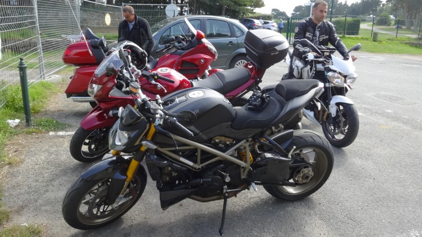 moto sur le parking du musée 39-45 de Saint-Malo près du camping vue mer