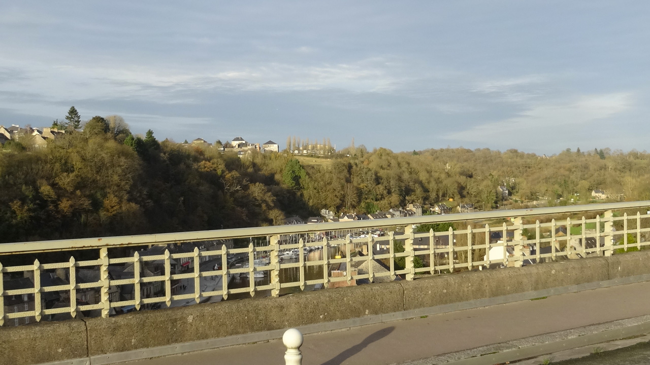 vue sur le port de Dinan depuis le pont