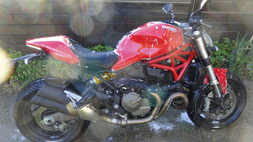 faire mousser la moto sous le shampoing