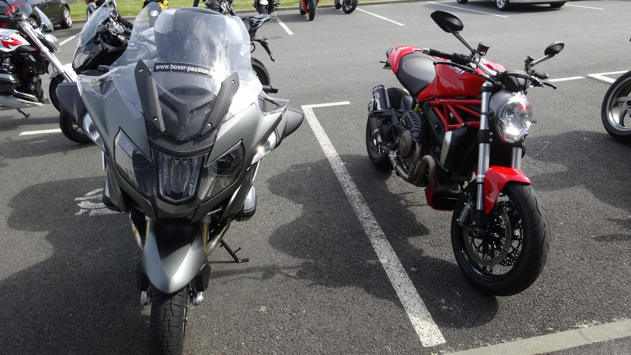 comparatif R1200RT et Monster 1200 Ducati