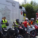 Laura sur sa Ducati sportive 899