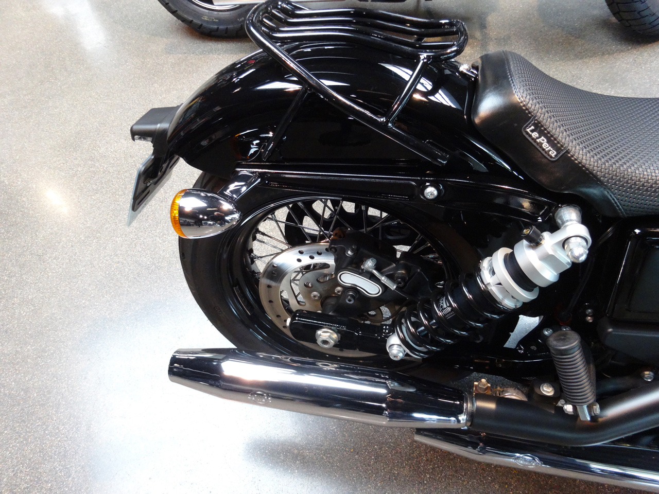 arrière du street bob chez Harley Rennes