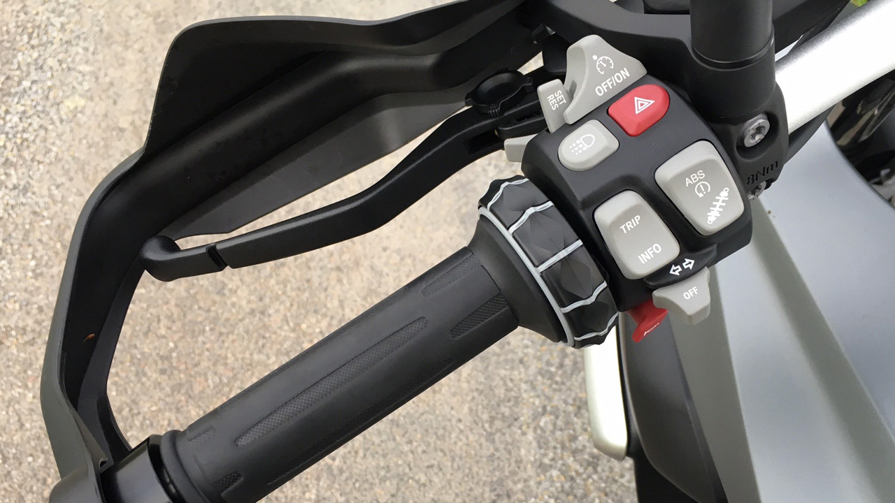 poignée gauche sur le R 1200 GS