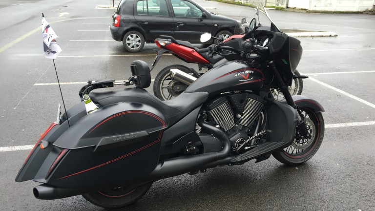 moto noire Victory Cross Country