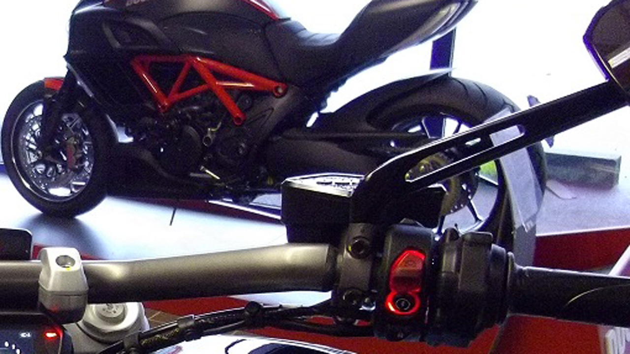 comodo du Xdiavel s à droite s'allume