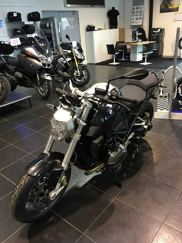 vue de trois quart avant gauche du R1200R