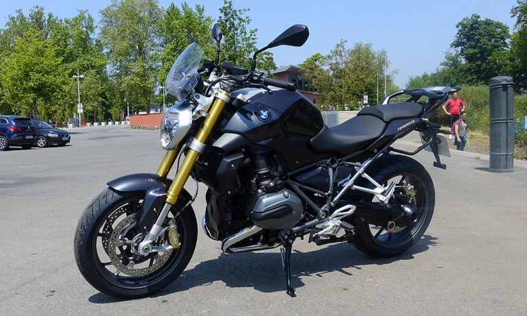 moto BMW noire