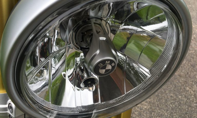 optique avant avec logo BMW dedans