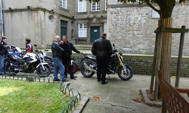 motards Rennais en pleine discussion