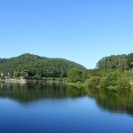 vue sur un lac autour d'Argentat