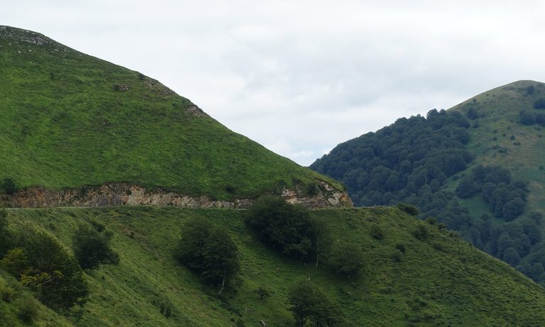 route sur les flancs de montagnes dans les Pyrénées