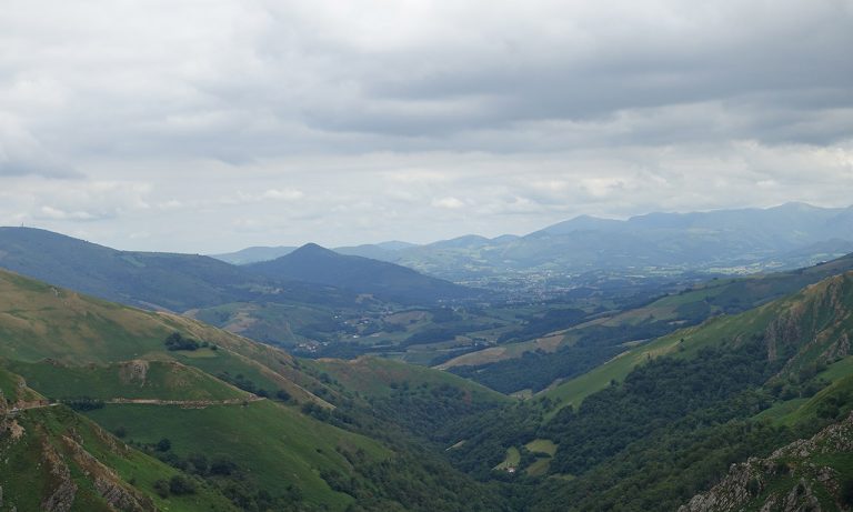à l'horizon des montagnes Pyrénées