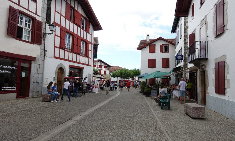 ambiance dans les rues d'Espelette