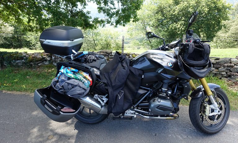 moto de David Jazt équipée pour le pique nique
