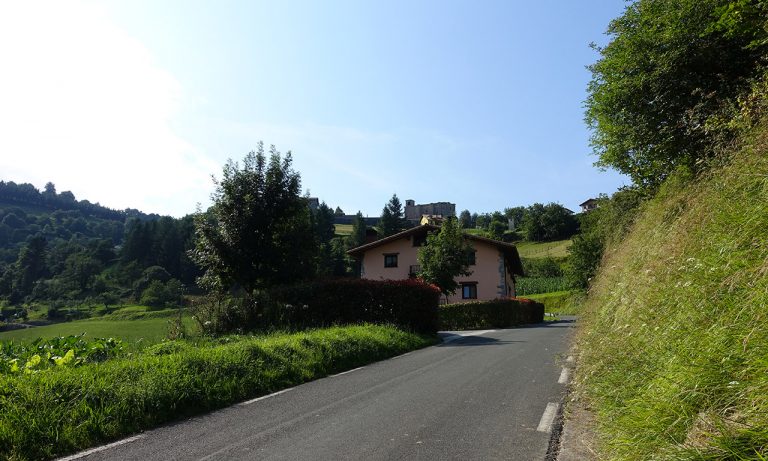 routes pour motard dans les montagnes : le pied