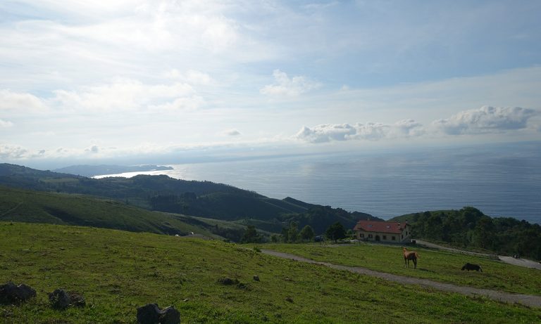 magnifique vue depuis les hauteurs de Saint Sebastien en Espagne
