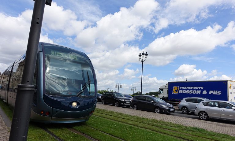 Tram à bordeaux : transport en commun