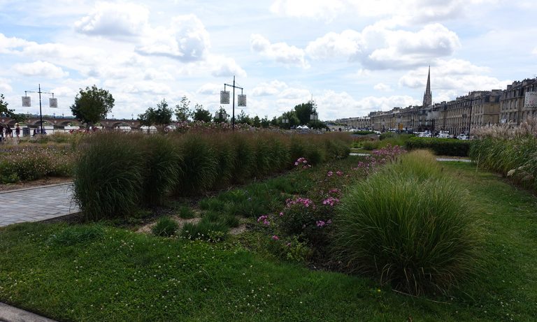 esplanade sur les bords de la dordogne à Bordeaux