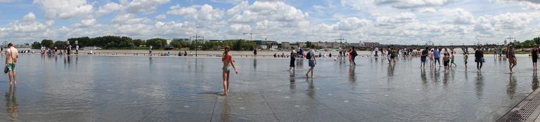 180 sur le reflet d'eau place de la Bourse à Bordeaux