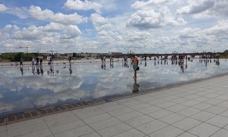 les enfants s'amusent dans l'eau à bordeaux