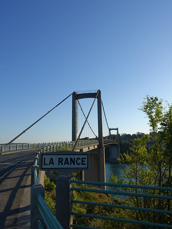 Passer au dessus de la Rance à moto