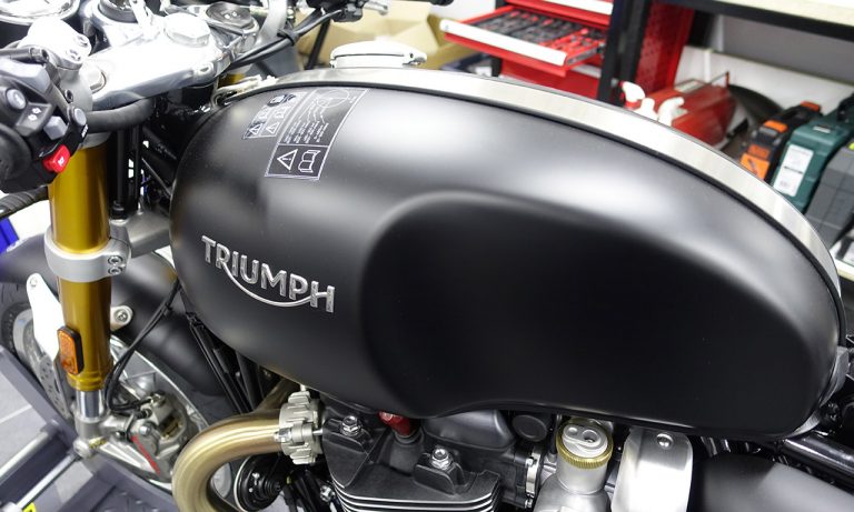 penture noire sur le Thruxton R