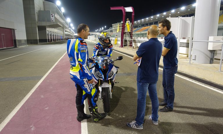 L'équipe BMC Moto sur la piste du circuit de Losail au Qatar