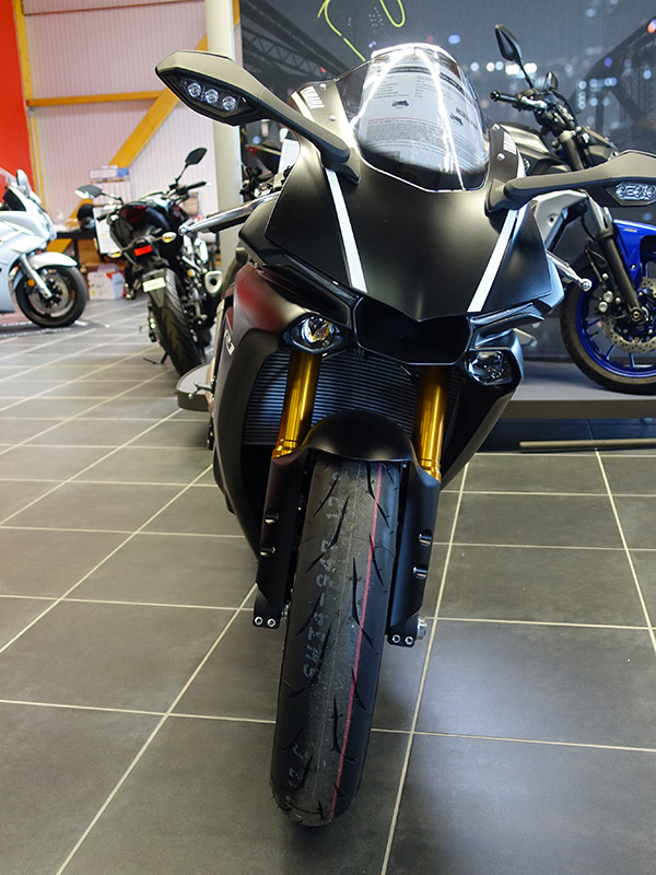 Yamaha R1 noir 2017 vue avant
