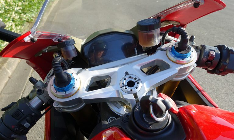 tête de fourche sur le Panigale