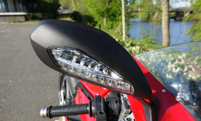 clignotants intégrés aux rétroviseurs sur le 1299 Panigale