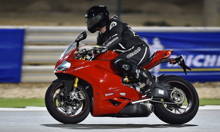 Ducati Panigale 1299 S rouge inclinée en virage sur circuit lors d'un roulage moto