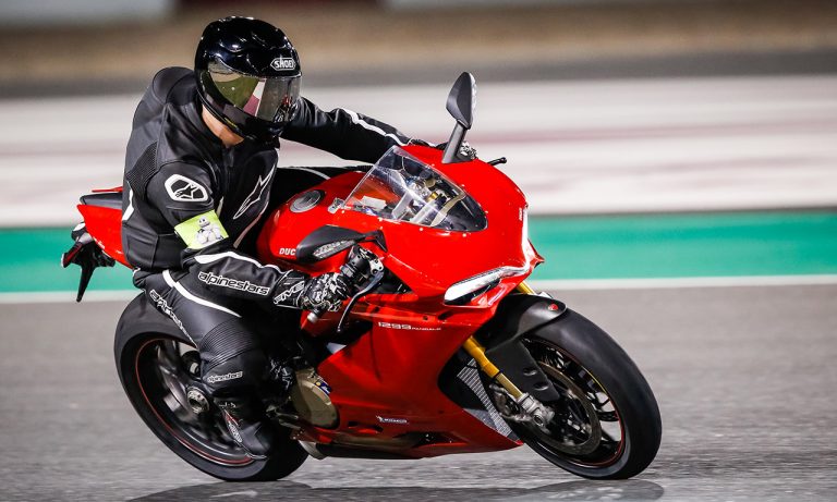 Pilote en Ducati Panigale 1299 S en courbe sur piste, stage de pilotage moto