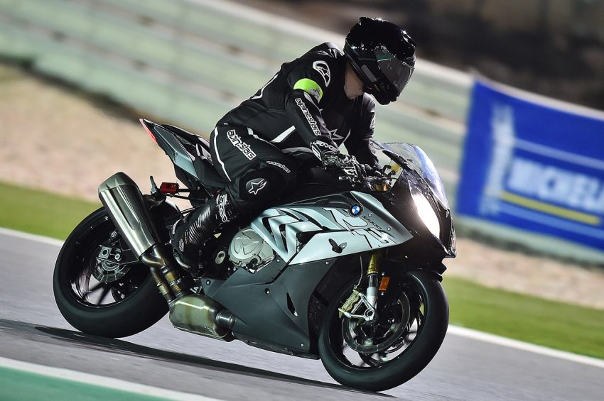 Moto sportive BMW S1000RR en prise d'angle sur circuit, roulage piste