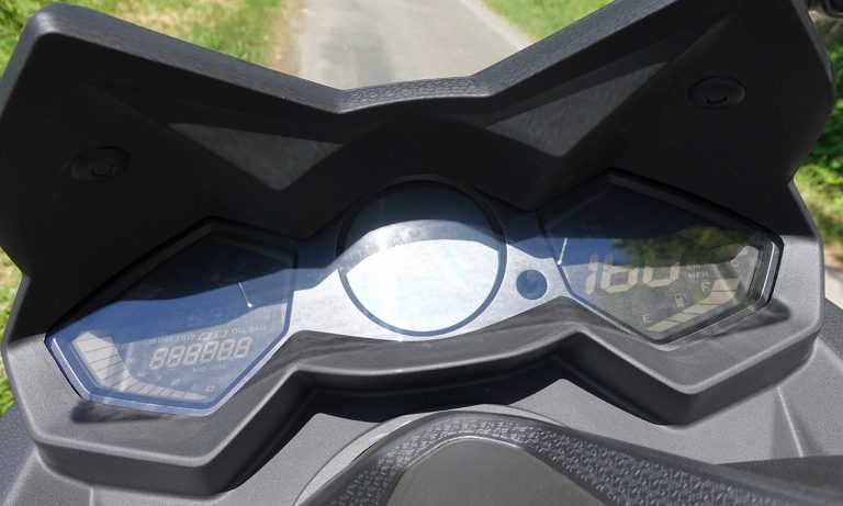 tableau de bord AK 550 maxi scoot